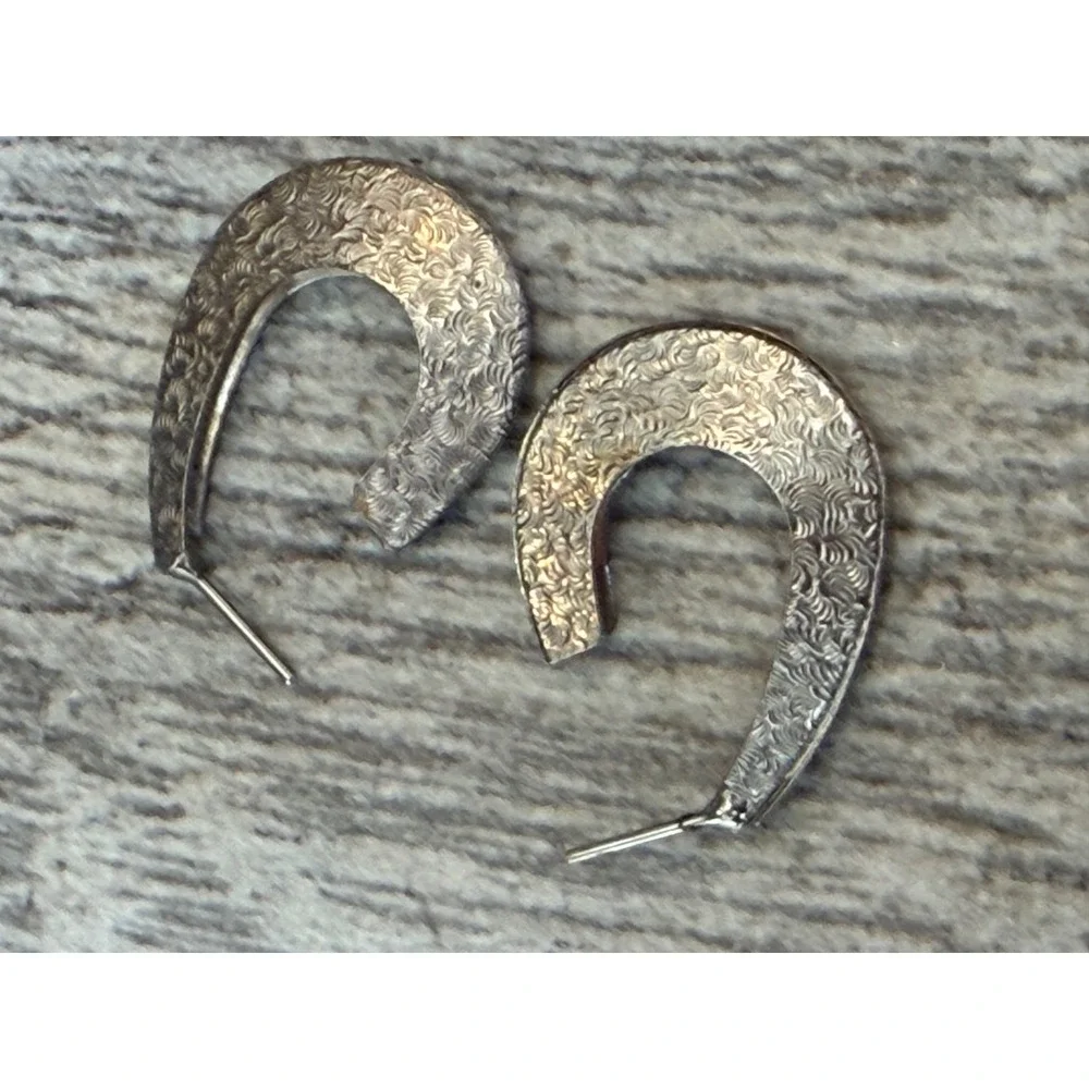 Textured Hoop Earrings Silver Swirl Pattern Crescent Horseshoe Cowgirl Rodeo‎